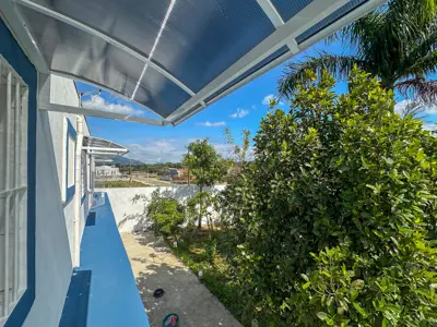 Casa - Sobrado com 3 quartos (sendo 1 suite(s)) a 2000,00 metros praia.