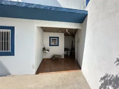 Casa - Sobrado com 3 quartos (sendo 1 suite(s)) a 2000,00 metros praia.