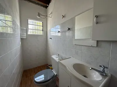 Casa - Sobrado com 3 quartos (sendo 1 suite(s)) a 2000,00 metros praia.