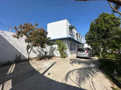 Casa - Sobrado com 3 quartos (sendo 1 suite(s)) a 2000,00 metros praia.