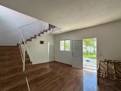 Casa - Sobrado com 3 quartos (sendo 1 suite(s)) a 2000,00 metros praia.
