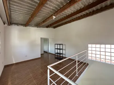 Casa - Sobrado com 3 quartos (sendo 1 suite(s)) a 2000,00 metros praia.