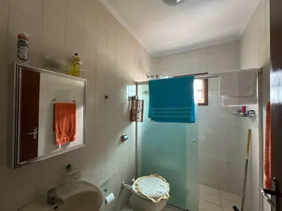 Casa - Sobrado Parte Superior com 3 quartos (sendo 1 suite(s)) a 200,00 metros praia.