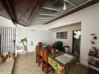 Casa - Sobrado Parte Superior com 3 quartos (sendo 1 suite(s)) a 200,00 metros praia.