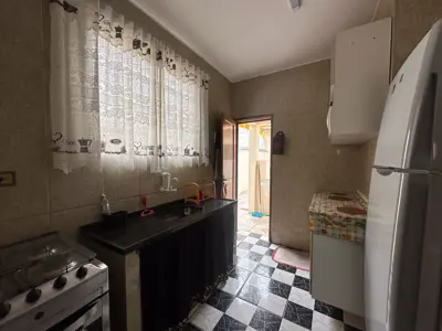Casa - Térrea com Edícula com 3 quartos (sendo 1 suite(s)) a 600,00 metros praia.
