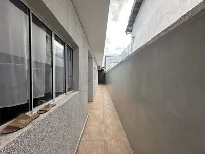 Casa - Térrea com 2 quartos (sendo 1 suite(s)) a 2000,00 metros praia.
