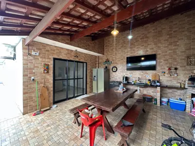 Casa - Térrea com 2 quartos (sendo 1 suite(s)) a 2000,00 metros praia.