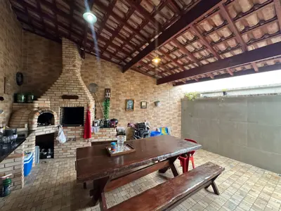 Casa - Térrea com 2 quartos (sendo 1 suite(s)) a 2000,00 metros praia.