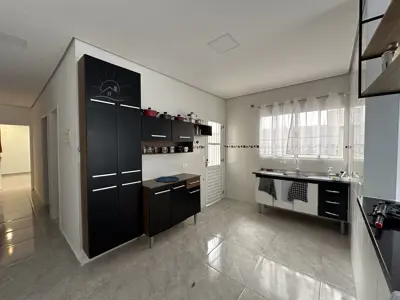 Casa - Térrea com 2 quartos (sendo 1 suite(s)) a 2000,00 metros praia.