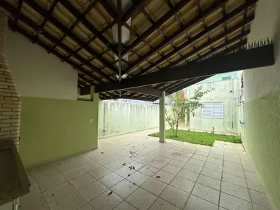 Casa - Sobrado com 3 quartos (sendo 1 suite(s)) a 1500,00 metros praia.