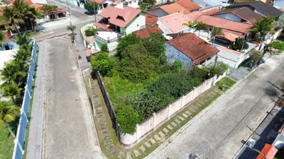 Terreno - Esquina com  quartos  a 200,00 metros praia.