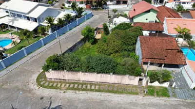 Terreno - Esquina com  quartos  a 200,00 metros praia.