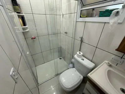 Casa - Térrea com Edícula com 2 quartos (sendo 1 suite(s)) a 1100,00 metros praia.