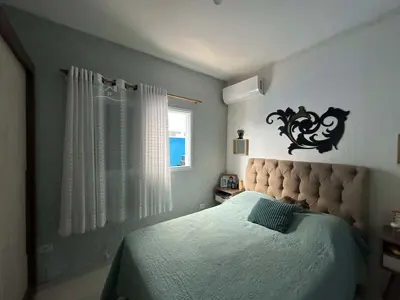 Casa - Térrea com Edícula com 2 quartos (sendo 1 suite(s)) a 1100,00 metros praia.