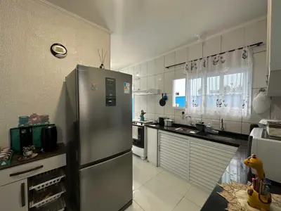 Casa - Térrea com Edícula com 2 quartos (sendo 1 suite(s)) a 1100,00 metros praia.