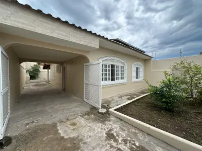 Casa - Térrea com 2 quartos (sendo 0 suite(s)) a 700,00 metros praia.
