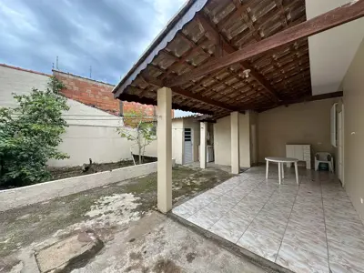 Casa - Térrea com 2 quartos (sendo 0 suite(s)) a 700,00 metros praia.