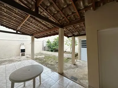 Casa - Térrea com 2 quartos (sendo 0 suite(s)) a 700,00 metros praia.