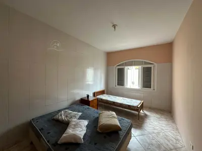 Casa - Térrea com 2 quartos (sendo 0 suite(s)) a 700,00 metros praia.