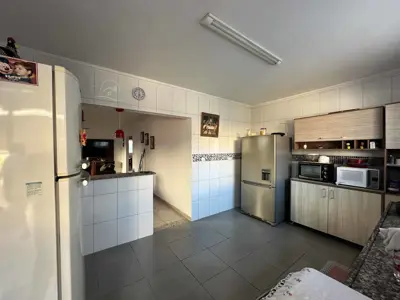 Casa - Térrea com 3 quartos (sendo 1 suite(s)) a 700,00 metros praia.