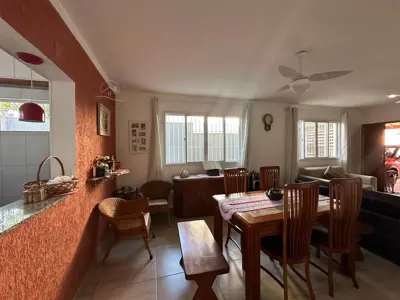 Casa - Térrea com 3 quartos (sendo 1 suite(s)) a 700,00 metros praia.