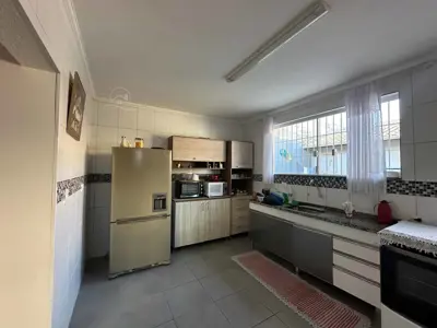 Casa - Térrea com 3 quartos (sendo 1 suite(s)) a 700,00 metros praia.