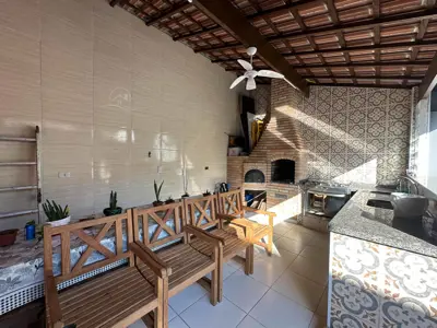 Casa - Térrea com 3 quartos (sendo 1 suite(s)) a 700,00 metros praia.