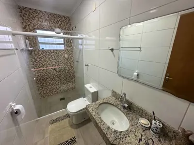 Casa - Térrea com 3 quartos (sendo 1 suite(s)) a 700,00 metros praia.