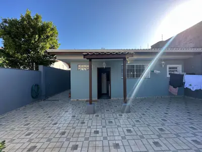 Casa - Térrea com 3 quartos (sendo 1 suite(s)) a 700,00 metros praia.