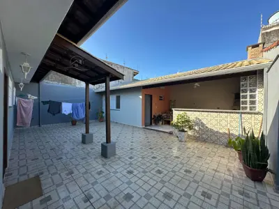 Casa - Térrea com 3 quartos (sendo 1 suite(s)) a 700,00 metros praia.