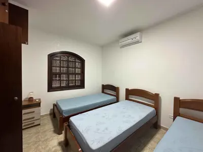 Casa - Sobrado com 3 quartos (sendo 1 suite(s)) a 150,00 metros praia.