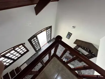 Casa - Sobrado com 3 quartos (sendo 1 suite(s)) a 150,00 metros praia.