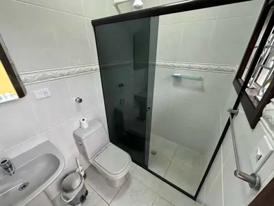 Casa - Sobrado com 3 quartos (sendo 1 suite(s)) a 150,00 metros praia.