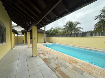 Casa - Sobrado com 3 quartos (sendo 1 suite(s)) a 150,00 metros praia.