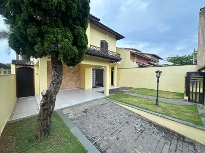 Casa - Sobrado com 3 quartos (sendo 1 suite(s)) a 150,00 metros praia.