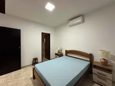 Casa - Sobrado com 3 quartos (sendo 1 suite(s)) a 150,00 metros praia.