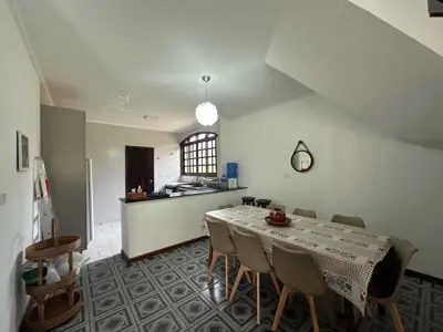 Casa - Sobrado com 3 quartos (sendo 1 suite(s)) a 150,00 metros praia.