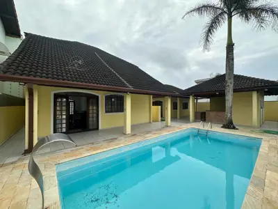 Casa - Sobrado com 3 quartos (sendo 1 suite(s)) a 150,00 metros praia.