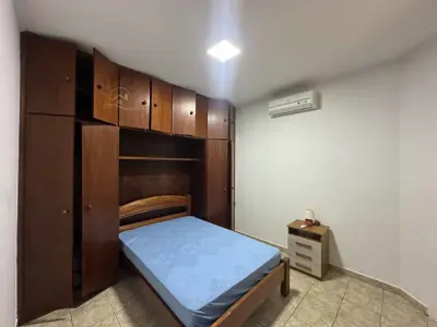 Casa - Sobrado com 3 quartos (sendo 1 suite(s)) a 150,00 metros praia.