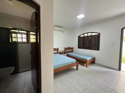 Casa - Sobrado com 3 quartos (sendo 1 suite(s)) a 150,00 metros praia.