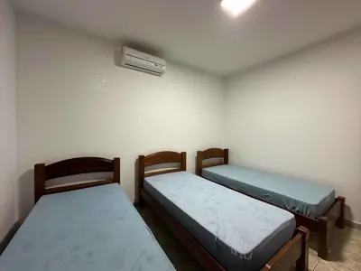 Casa - Sobrado com 3 quartos (sendo 1 suite(s)) a 150,00 metros praia.