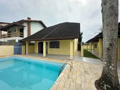Casa - Sobrado com 3 quartos (sendo 1 suite(s)) a 150,00 metros praia.