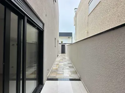 Casa - Sobrado Novo com 3 quartos (sendo 3 suite(s)) a 1300,00 metros praia.