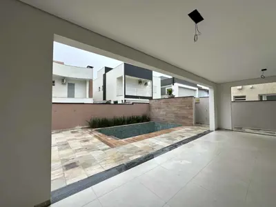 Casa - Sobrado Novo com 3 quartos (sendo 3 suite(s)) a 1300,00 metros praia.