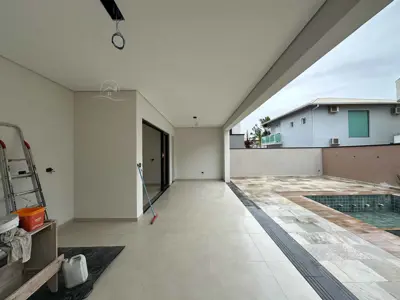 Casa - Sobrado Novo com 3 quartos (sendo 3 suite(s)) a 1300,00 metros praia.