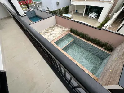 Casa - Sobrado Novo com 3 quartos (sendo 3 suite(s)) a 1300,00 metros praia.