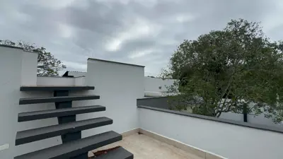 Casa - Térrea com 2 quartos (sendo 1 suite(s)) a 800,00 metros praia.