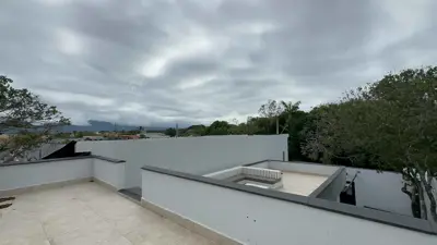 Casa - Térrea com 2 quartos (sendo 1 suite(s)) a 800,00 metros praia.