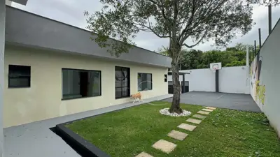 Casa - Térrea com 2 quartos (sendo 1 suite(s)) a 800,00 metros praia.