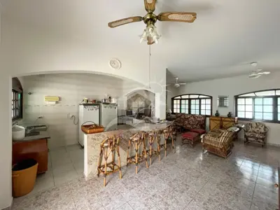 Casa - Sobrado com 2 quartos (sendo 1 suite(s)) a 600,00 metros praia.